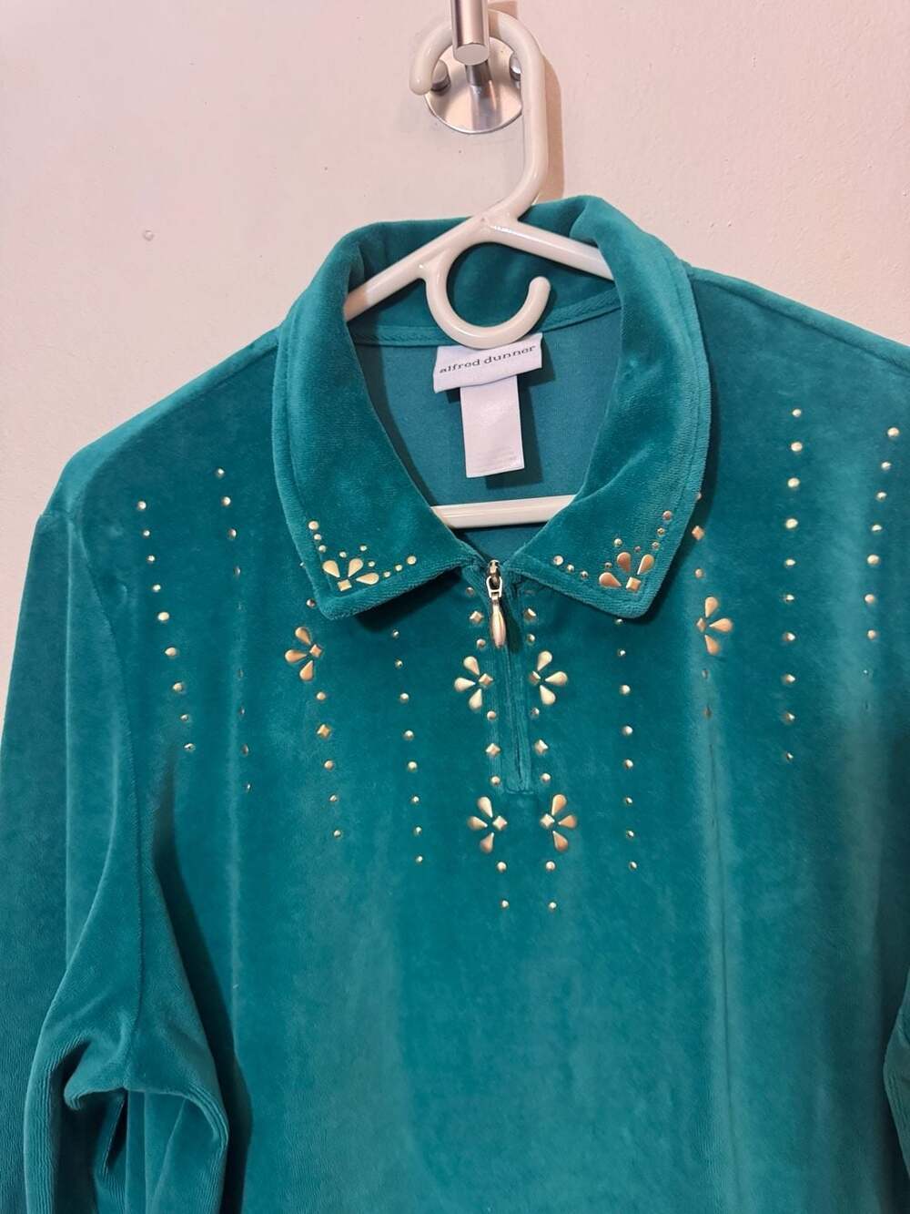 Alfred Dunner Vintage-style  teal velour pullover top with elegant gold stud flo - Picture 3 of 6
